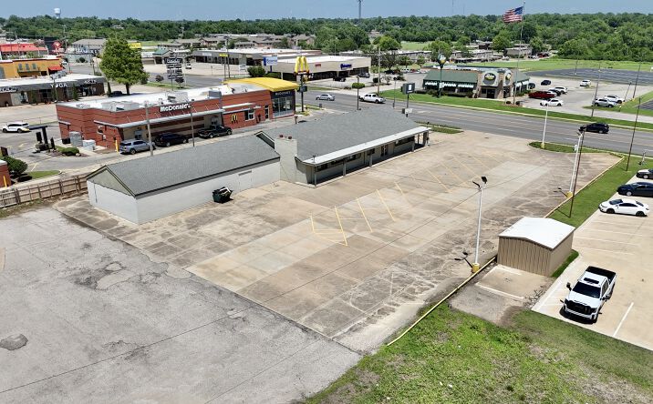 Pictures of Retail, Office property located at 2120 North 14th Street, Ponca City, OK 74601 for lease - image #1