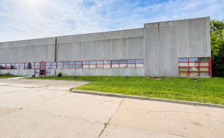 Pictures of Industrial property located at 1202 Thomas Beck Rd, Des Moines, IA 50315 for lease - image #1