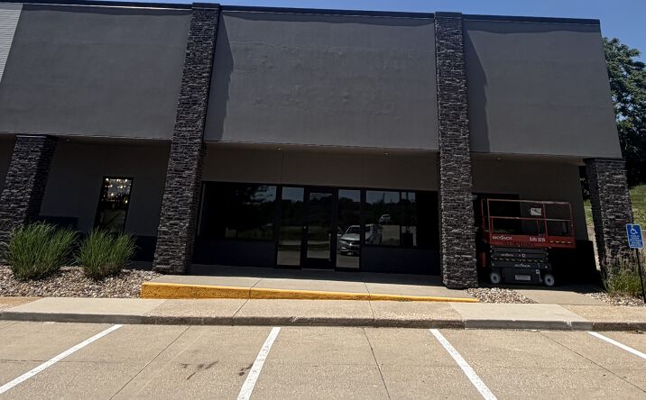 Pictures of Retail, Office property located at 2540 104th St, Urbandale, IA 50322 for lease - image #1