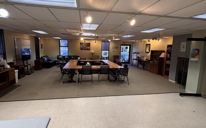 Pictures of Office property located at 4725 Merle Hay Rd, Des Moines, IA 50322 for lease - image #1