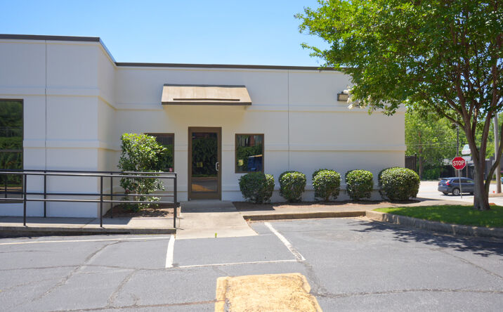Pictures of Retail, Office property located at 2000 W BROAD ST, ATHENS, GA 30606 for lease - image #1