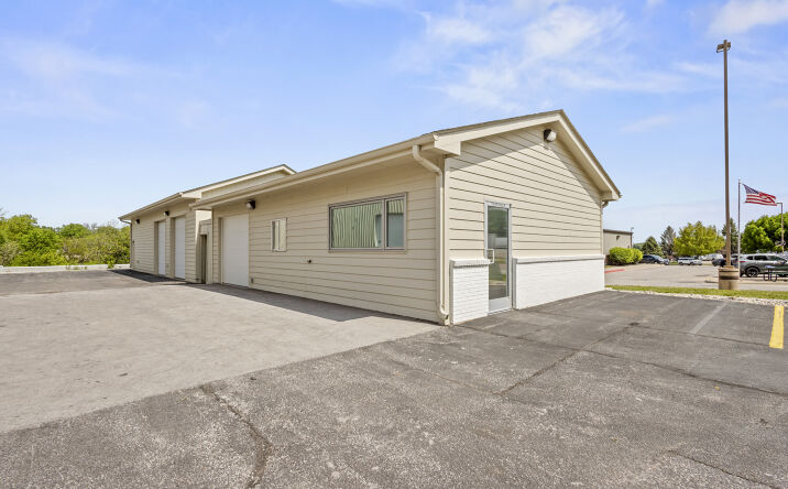 Pictures of Retail, Office, Industrial property located at 1110 Applewood Drive, Papillion, NE 68046 for lease - image #1
