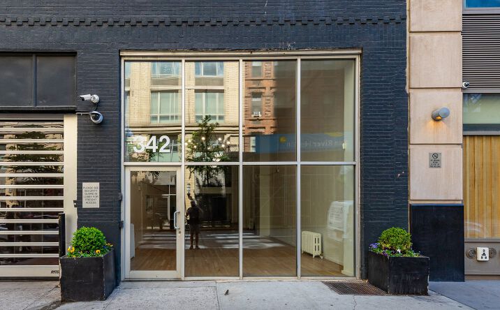 Pictures of Retail property located at 342 West 37th Street, New York City, NY 10018 for lease - image #1