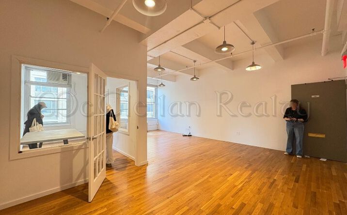 Pictures of Retail property located at West 37th street, New York, NY 10018 for lease - image #1