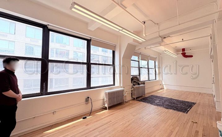 Pictures of Retail, Office property located at W 35th St, New York, NY 10001 for lease - image #1