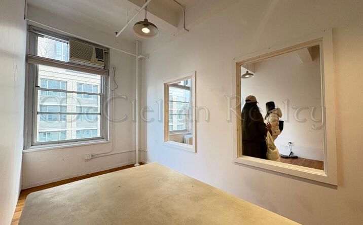 Pictures of Retail property located at West 37th St, New York, NY 10018 for lease - image #1