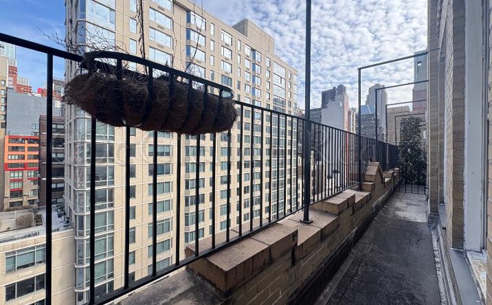 Pictures of Retail property located at West 37th St, New York, NY 10018 for lease - image #1