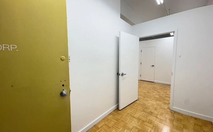 Pictures of Office property located at West 35th St, New York, NY 10001 for lease - image #1