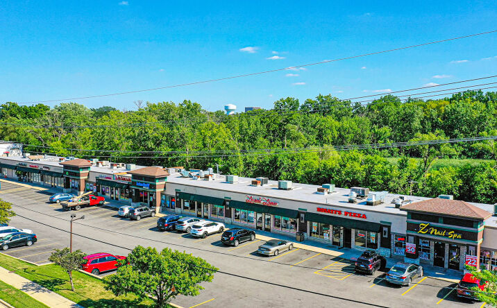 Pictures of Retail property located at 701 East Roosevelt Road, Lombard, IL 60148 for lease - image #1