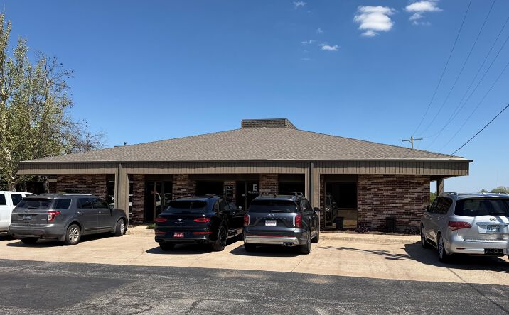 Pictures of Office property located at 11902 N Pennsylvania Ave, Oklahoma City, OK 73120 for lease - image #1
