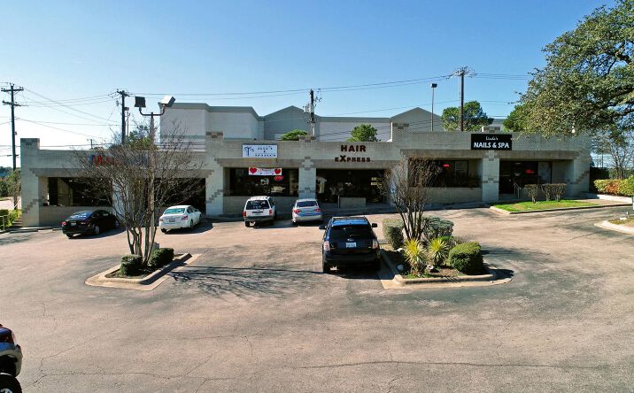 Pictures of Retail property located at 600 N Austin Ave, Georgetown, TX 78626 for lease - image #1