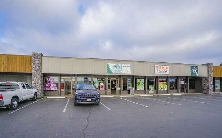 Pictures of Retail property located at 453 Oregon Way, Longview, WA 98632 for lease - image #1