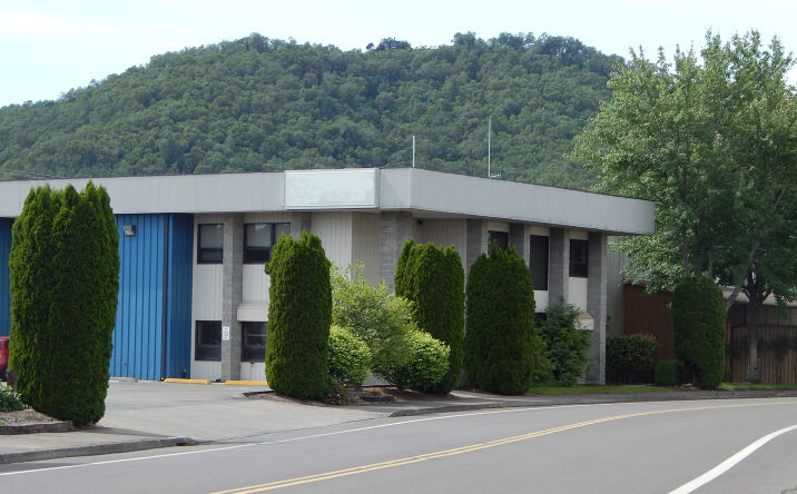 Pictures of Retail, Office property located at 2270 NW AVIATION DR, ROSEBURG, OR 97470-2077 for lease - image #1