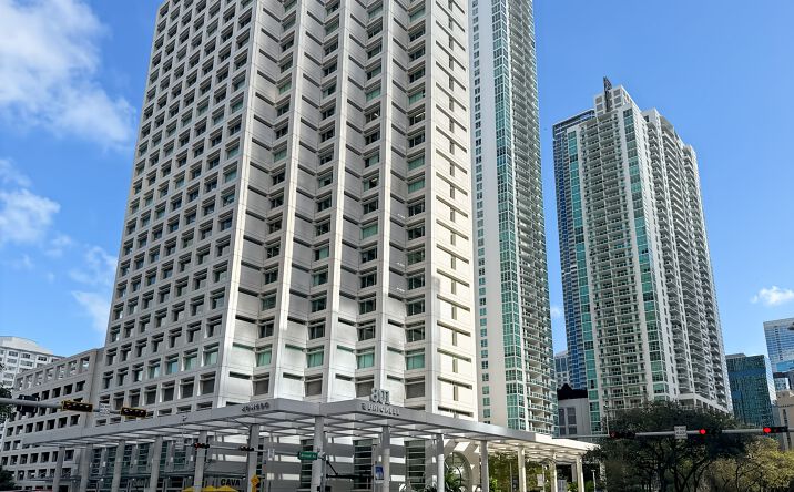 Pictures of Office property located at 801 Brickell Avenue, Miami, FL 33131 for lease - image #1