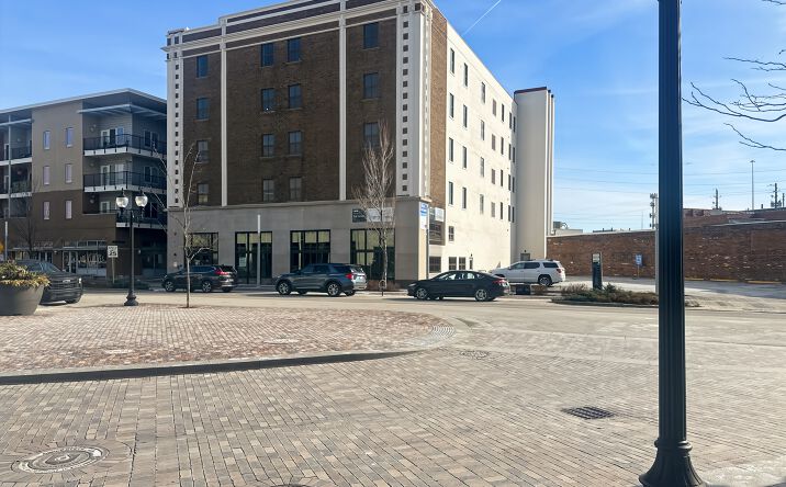 Pictures of Office property located at 863 Massachusetts Avenue, Indianapolis, IN 46204 for lease - image #1