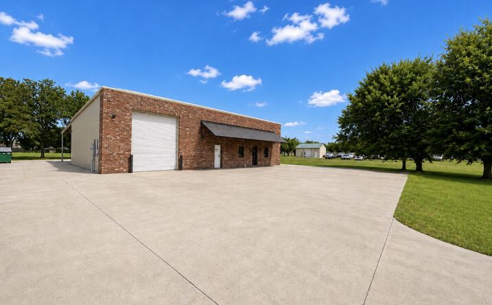 Pictures of Retail, Industrial property located at 1897 Easy Street, Lake Charles, LA 70605 for lease - image #1