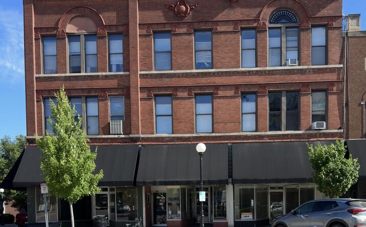 Pictures of Retail, Restaurant property located at 605 Monroe Avenue, Charleston, IL 61920 for lease - image #1