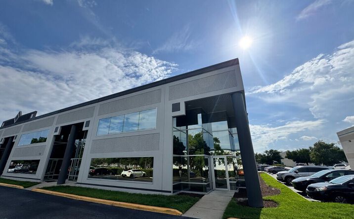 Pictures of Industrial property located at 7575 KINGSPOINTE PKWY, ORLANDO, FL 32819-8593 for lease - image #1