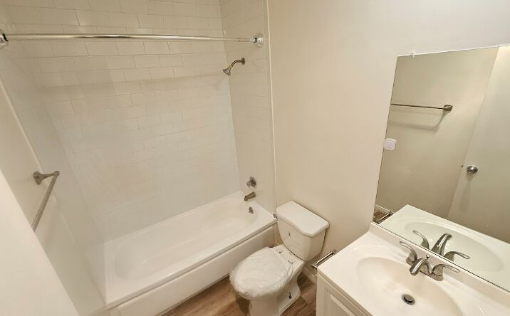Pictures of Retail property located at 11030 Moorpark St, Los Angeles, CA 91602 for lease - image #1