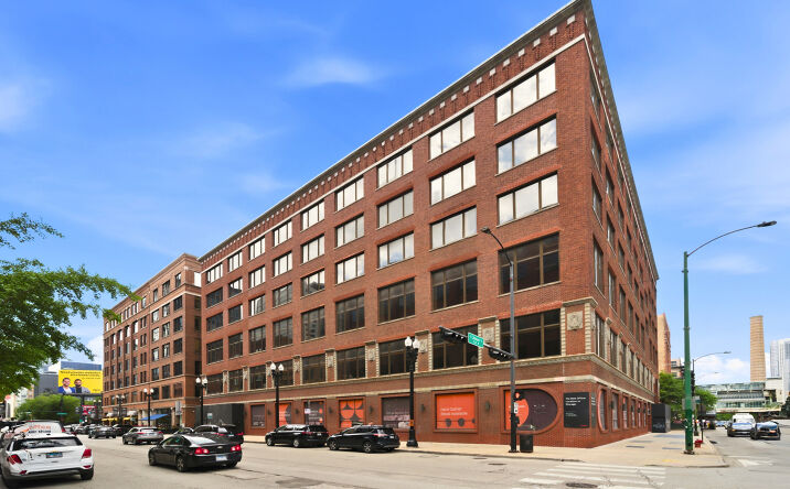 Pictures of Retail, Restaurant property located at 550 W Randolph Street, Chicago, IL 60661 for lease - image #1