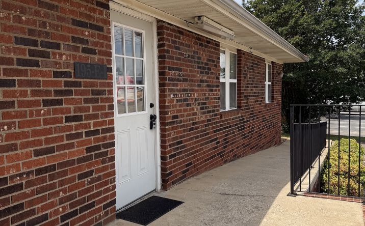 Pictures of Retail property located at 195 West Plaza Drive, Mooresville, NC 28117 for lease - image #1