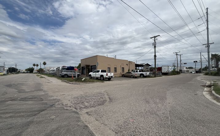Pictures of Retail, Industrial property located at 4301 East Broadway Avenue, Tampa, FL 33605 for lease - image #1