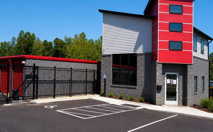 Pictures of Office property located at 1000 CREEKSIDE LN, LYNCHBURG, VA 24502 for lease - image #1