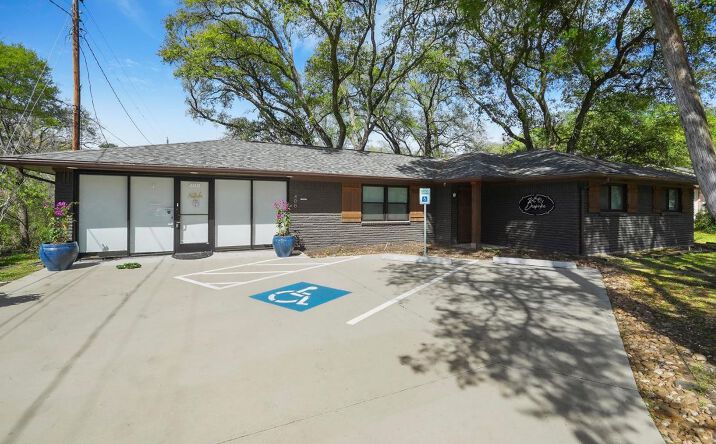 Pictures of Retail, Office property located at 408 WILSON RD, CONROE, TX 77301 for lease - image #1