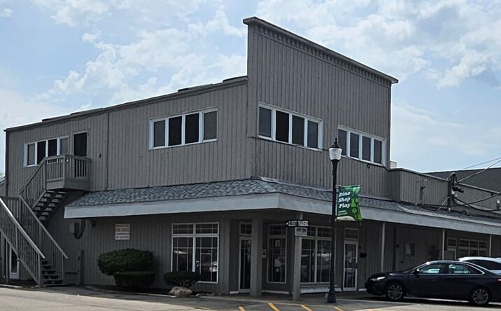 Pictures of Retail, Industrial property located at 31 S SEYMOUR AVE, GRAYSLAKE, IL 60030-3652 for lease - image #1