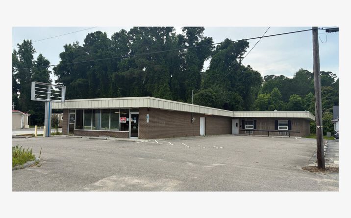 Pictures of Retail property located at 207 US Highway 117 Bypass South, Burgaw, NC 28425 for lease - image #1