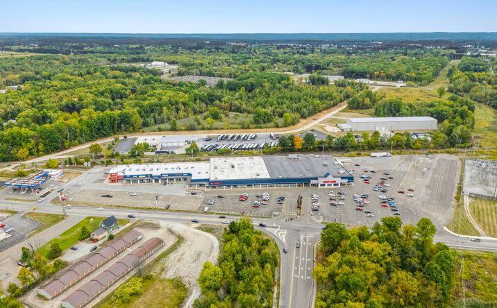 Pictures of Retail property located at 2700 Mahoning Avenue Northwest, Warren, OH 44483 for lease - image #1