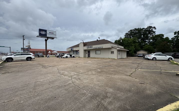 Pictures of Retail, Office property located at 2111 NEDERLAND AVE, NEDERLAND, TX 77627-6041 for lease - image #1