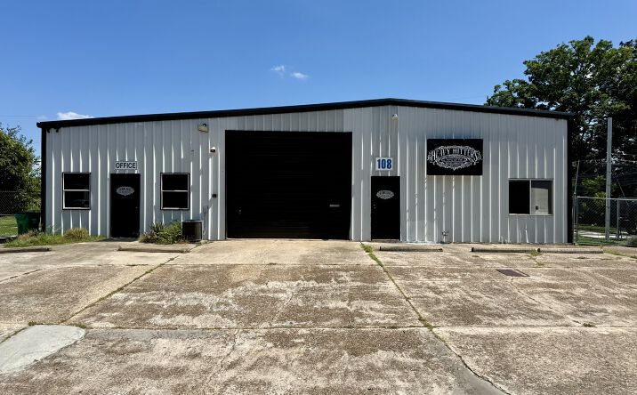 Pictures of Retail, Industrial property located at 108 Schilling Avenue, Baytown, TX 77520 for lease - image #1