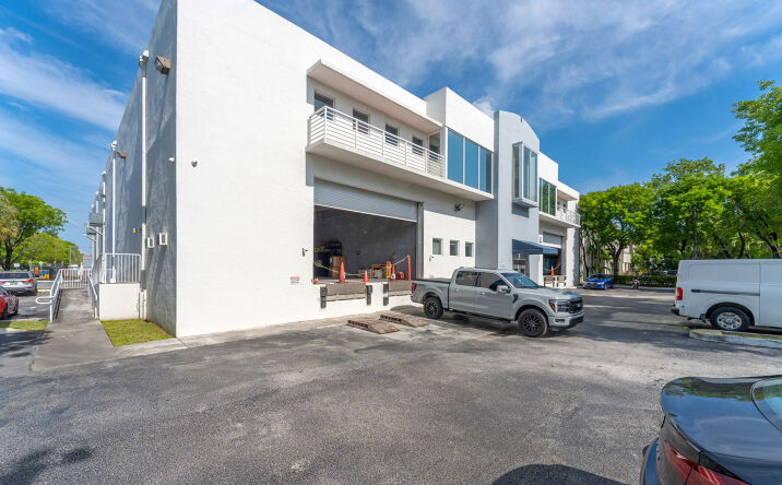Pictures of Retail, Industrial property located at 2100 NW 102ND PL, DORAL, FL 33172 for lease - image #1
