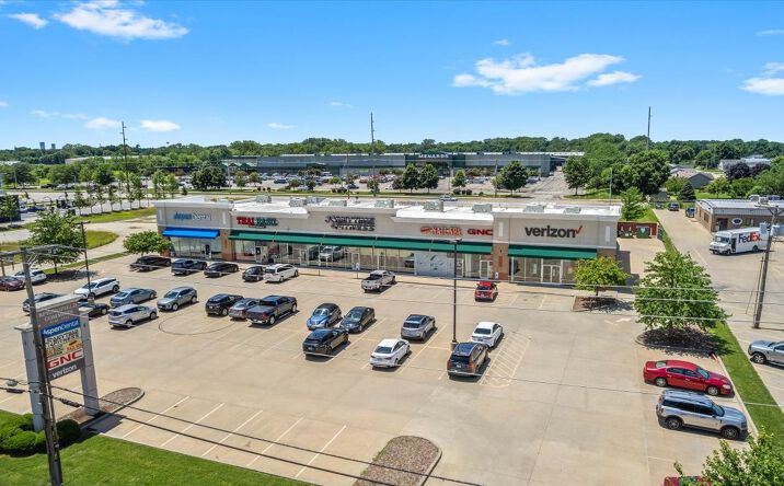 Pictures of Retail property located at 2711 North Dirksen Parkway, Springfield, IL 62702 for lease - image #1