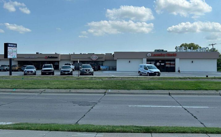 Pictures of Retail, Industrial property located at 8529-8531 Park Dr, Ralston, NE 68127 for lease - image #1