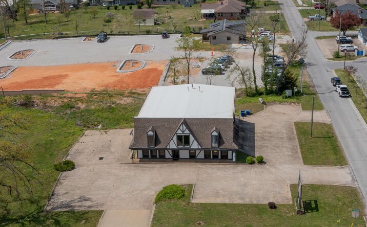 Pictures of Office property located at 615 North Walton Boulevard, Bentonville, AR 72712 for lease - image #1