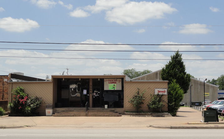Pictures of Restaurant property located at 306 N Bowen Rd, Arlington, TX 76012 for lease - image #1