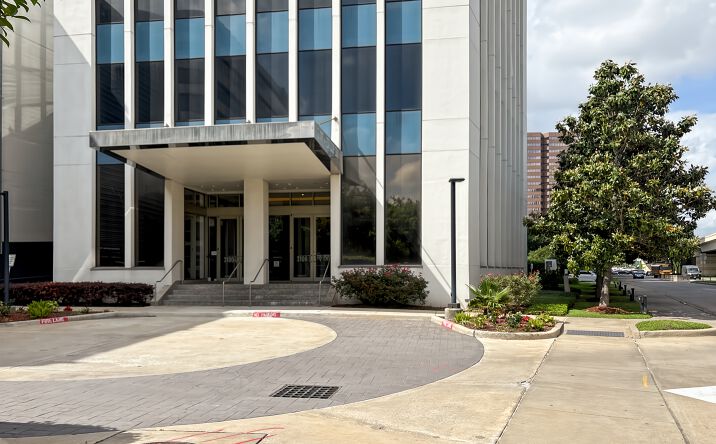 Pictures of Office property located at 2100 West Loop South, Suite 900, Houston, TX 77027 for lease - image #1