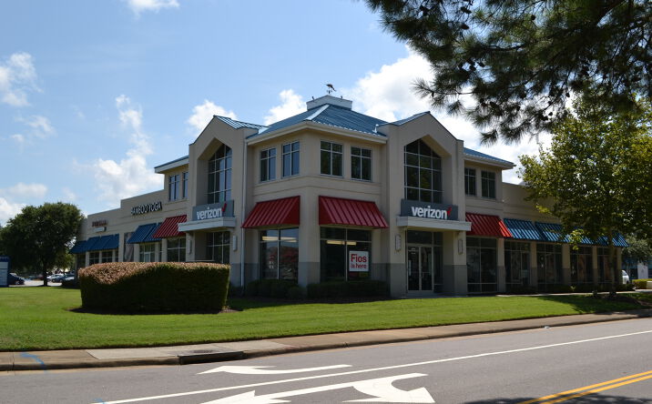 Pictures of Retail property located at 2865 Lynnhaven Dr, Virginia Beach, VA 23451 for lease - image #1
