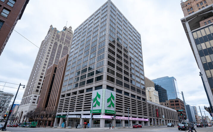 Pictures of Office property located at 250 East Wisconsin Avenue 18th Floor, Milwaukee, WI 53202 for sales - image #1