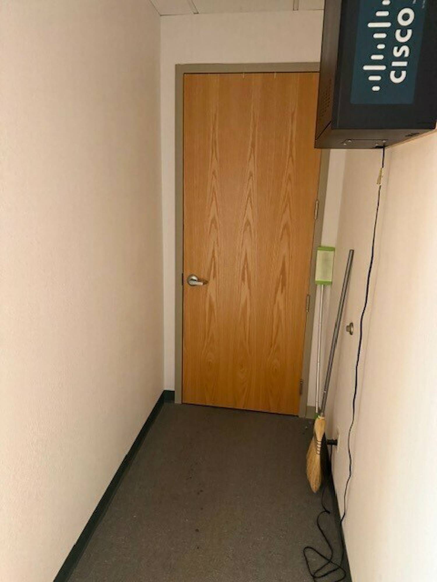 2558966