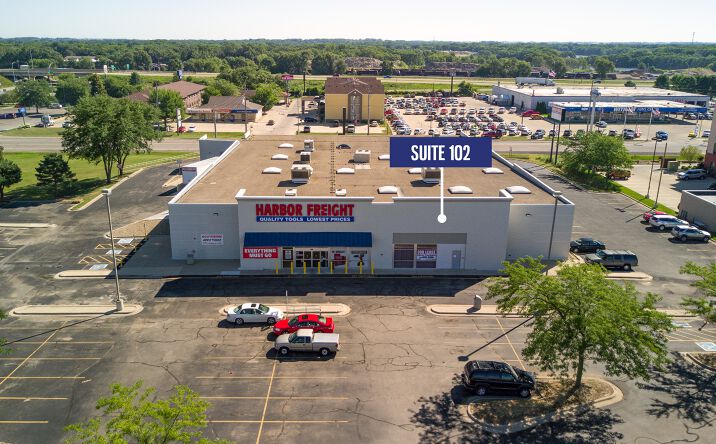 Pictures of Retail property located at 2039 Crossroads Blvd, Waterloo, IA 50702 for lease - image #1