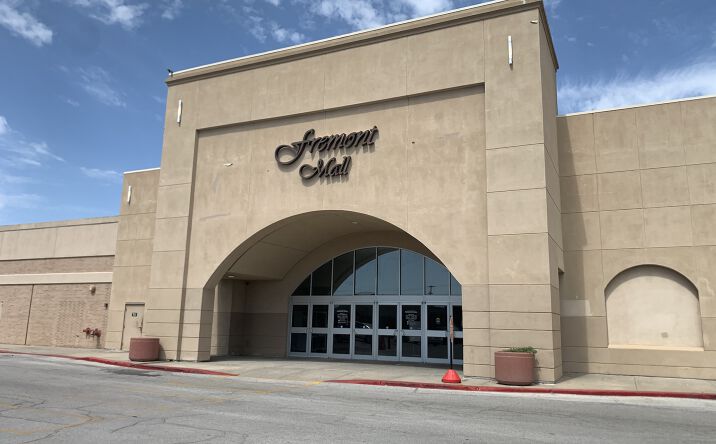 Pictures of Retail property located at 860 E 23rd St, Fremont, NE 68025 for lease - image #1