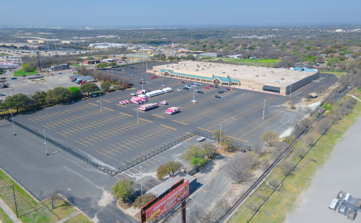 Pictures of Office property located at 11711 I-35 N, San Antonio, TX 78233 for lease - image #1