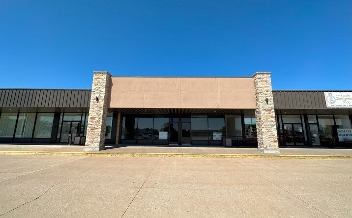 Pictures of Retail, Office property located at 4703 16th St, Moline, IL 61265 for lease - image #1