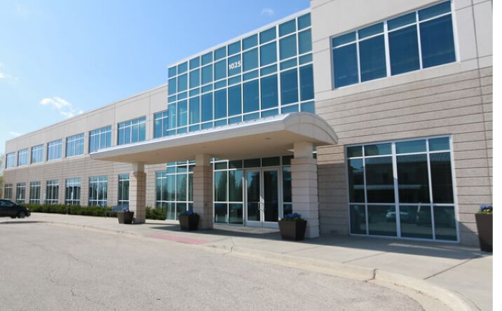 Pictures of Office property located at 1025 Red Oak Ln, Lindenhurst, IL 60046 for lease - image #1