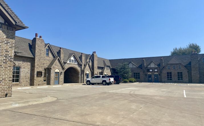 Pictures of Office property located at 307 E Danforth Rd, Edmond, OK 73034 for lease - image #1