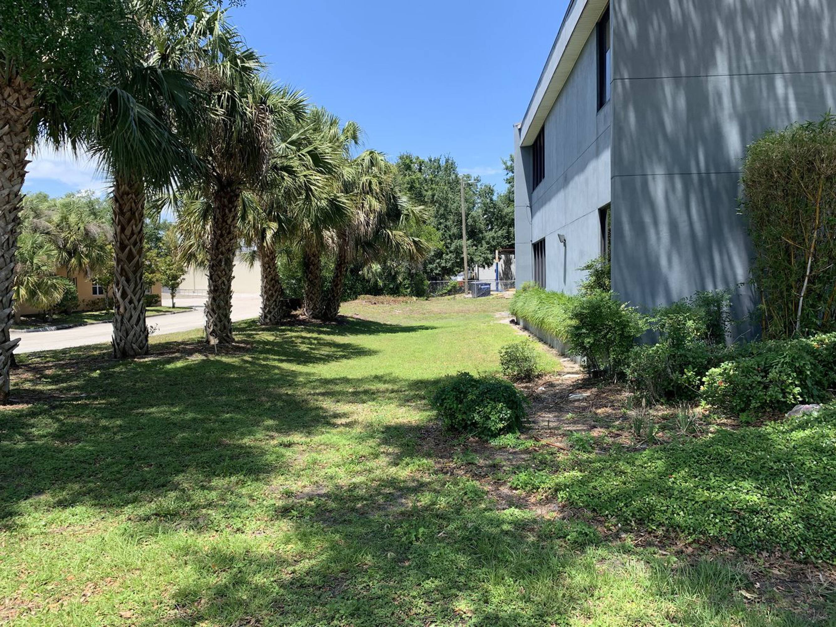 910 Oakfield Dr, Brandon, FL 33511