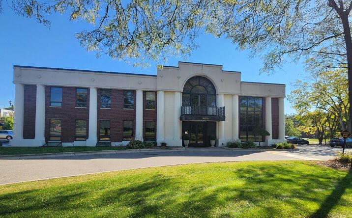 Pictures of Office property located at 39520 Woodward Ave, Bloomfield Hills, MI 48304 for lease - image #1